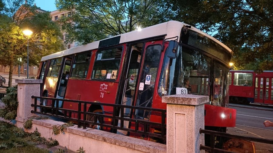 Autobusu GSP-a otkazale kočnice – oborio motociklistu, pa udario u zid 1