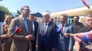 Vučić posetio migrante iz Ukrajine smeštene u Centru za azil u Vranju: Delio paketiće, pravio selfije, a bio je i golman 2