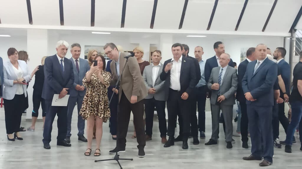 Vučić posetio migrante iz Ukrajine smeštene u Centru za azil u Vranju: Delio paketiće, pravio selfije, a bio je i golman 4