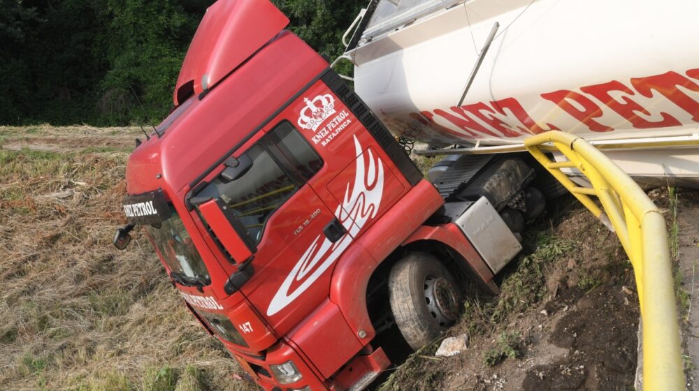 Saobraćajna nezgoda kod Selakovca, cisterna sletela sa puta 1