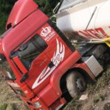 Saobraćajna nezgoda kod Selakovca, cisterna sletela sa puta 9