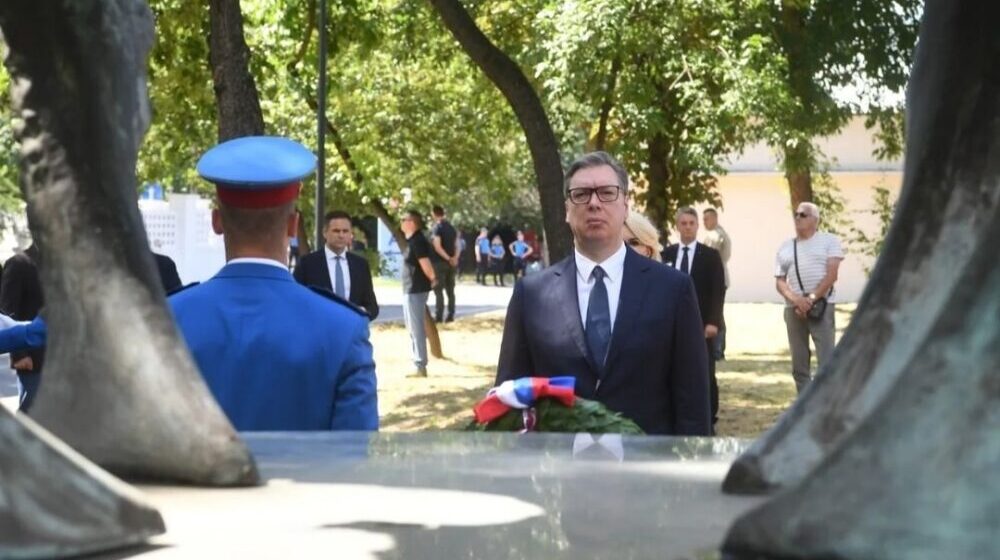 Vučić položio venac na Spomenik junacima sa Košara u Beogradu 1