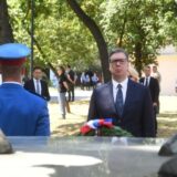 Vučić položio venac na Spomenik junacima sa Košara u Beogradu 9
