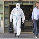 Pulmolog Žujović na ročištu sa maskom i u skafanderu na kojem su ispisana imena preminulih lekara 9