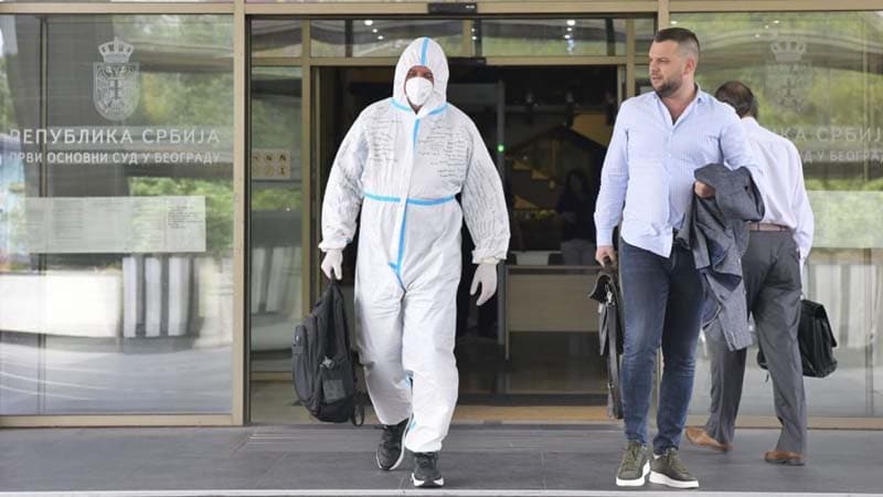 Pulmolog Žujović na ročištu sa maskom i u skafanderu na kojem su ispisana imena preminulih lekara 1