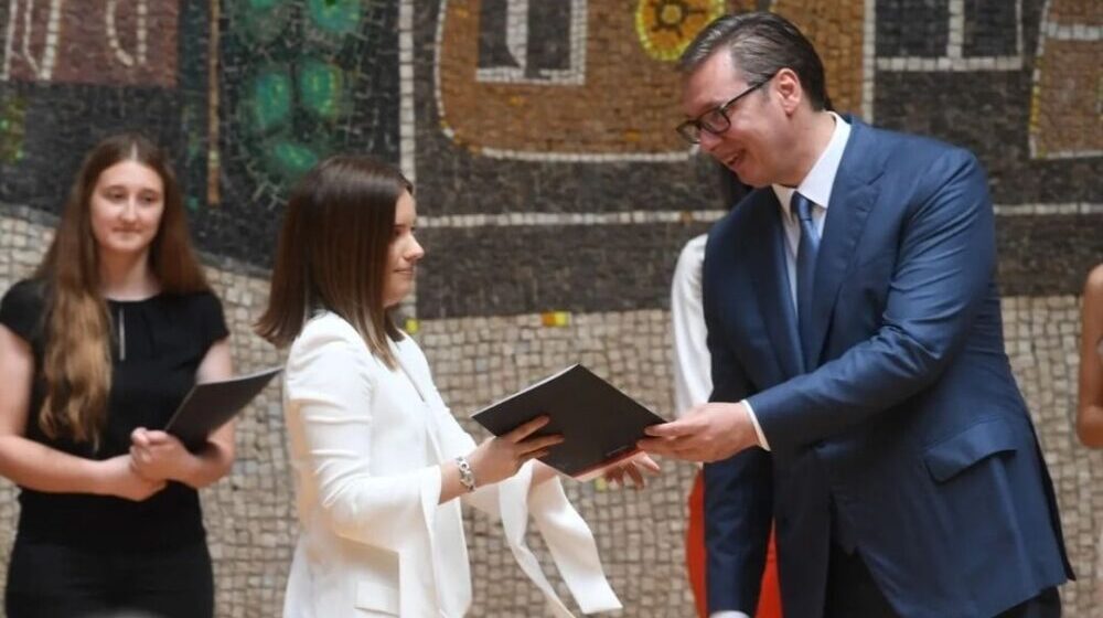 Vučić uručio Ugovore o zaposlenju medicinarima, najavio novo povećanje plata 1