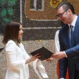 Vučić uručio Ugovore o zaposlenju medicinarima, najavio novo povećanje plata 4