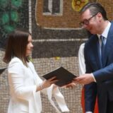 Vučić uručio Ugovore o zaposlenju medicinarima, najavio novo povećanje plata 7