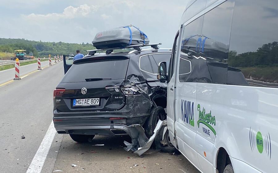 Nema povređenih u saobraćajnoj nezgodi ansambla Pozorišta "Bora Stanković" iz Vranja, koja se dogodila kod Paraćina 1