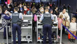 Nema više državljanstva po „turbo“ postupku. Za neke strane državljane ukida se i mogućnost spajanja porodica. Ovo je pet činjenica o novim zakonodavnim predlozima nemačke vlade.