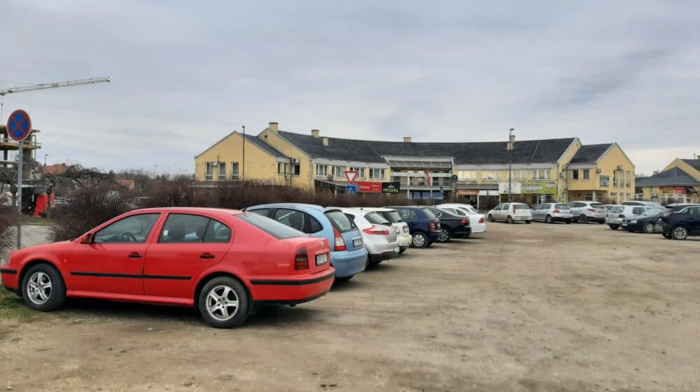 Zrenjaninci se žale na parkinge: Grad dao 20 miliona za kontrolu parkiranja 1