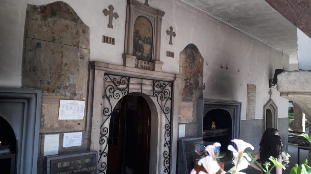 Reporter Danasa na licu mesta: Iz Crkve "Svete Trojice" u Vranju sklonjene oštećene ikone 1