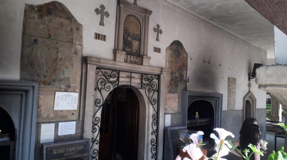 Reporter Danasa na licu mesta: Iz Crkve "Svete Trojice" u Vranju sklonjene oštećene ikone 1