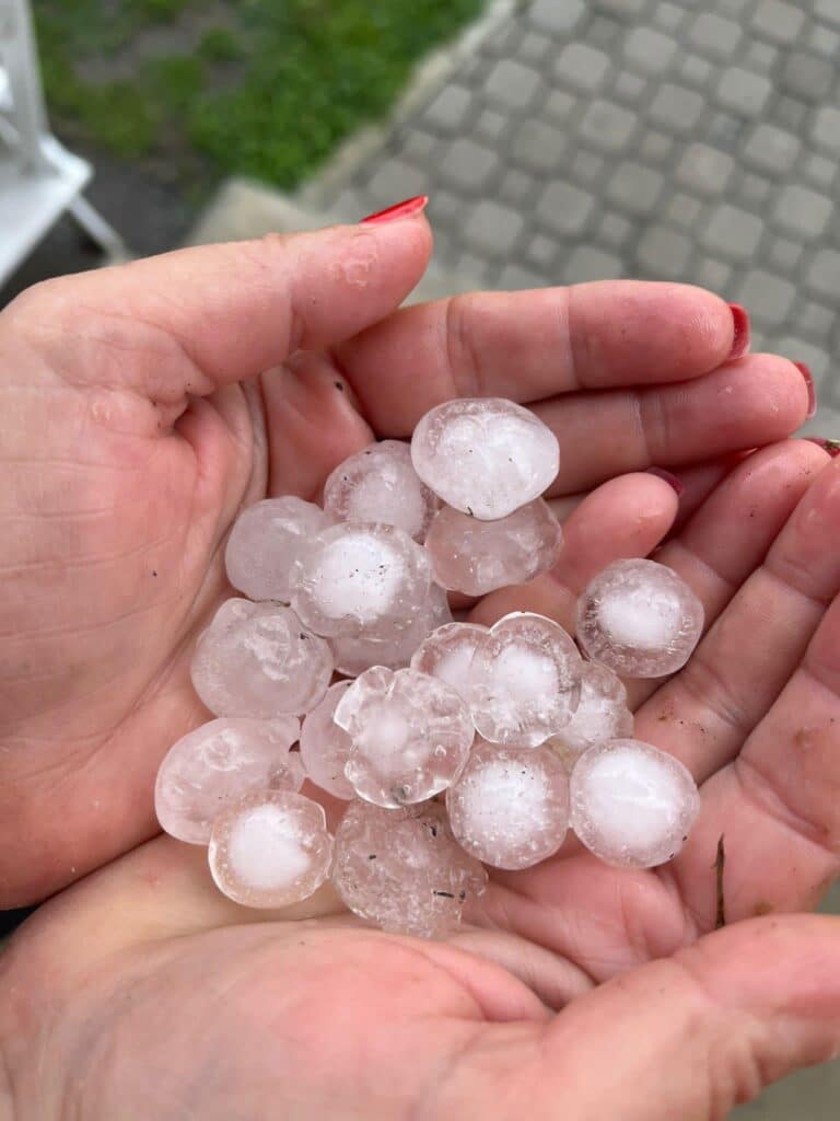 Požegu popodne zahvatilo nevreme sa gradom veličine lešnika 2 Požegu popodne zahvatilo nevreme sa gradom veličine lešnika 2