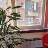 UNS: Policija da hitno pronađe ko je betonskim blokom polomio prozor na zgradi „Glasa Podrinja“ 2