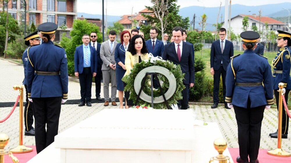 "Divlja okupacija Miloševićevskog aparthejda kulminirala genocidom nad našim narodom": Kurti i Osmani ponovili optužbe na račun Srbije 1