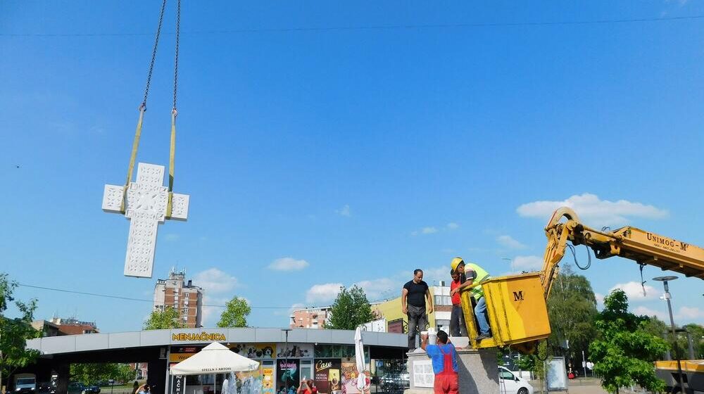 Na Spasovdan, slavu Loznice, postavljen mermerni krst u centru grada 1