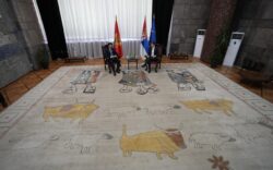 (FOTO) Abazović doputovao u dvodnevnu posetu Srbiji, svečani doček ispred Palate Srbija priredila Ana Brnabić 11