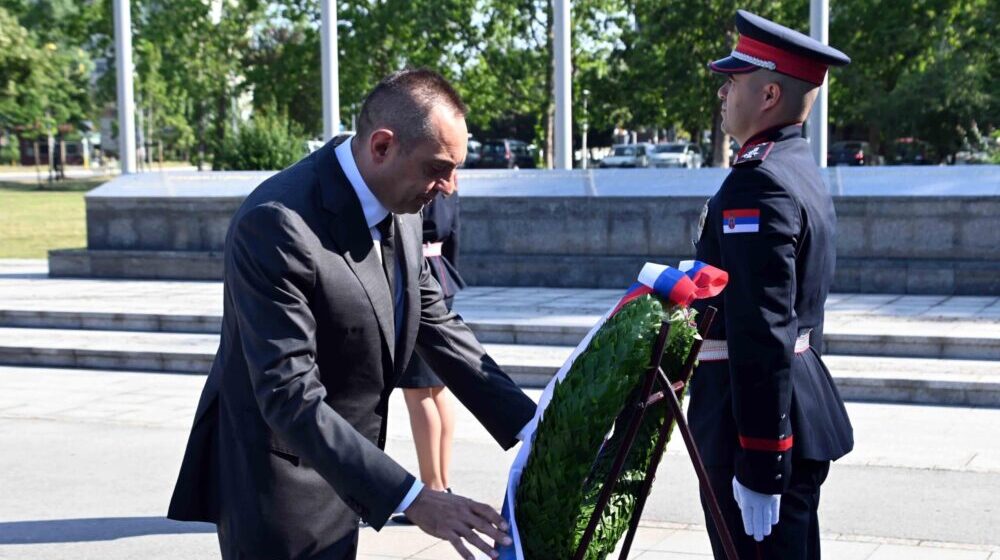 Vulin položio venac na spomen-obeležje poginulim pripadnicima policije u čast Dana MUP-a 1