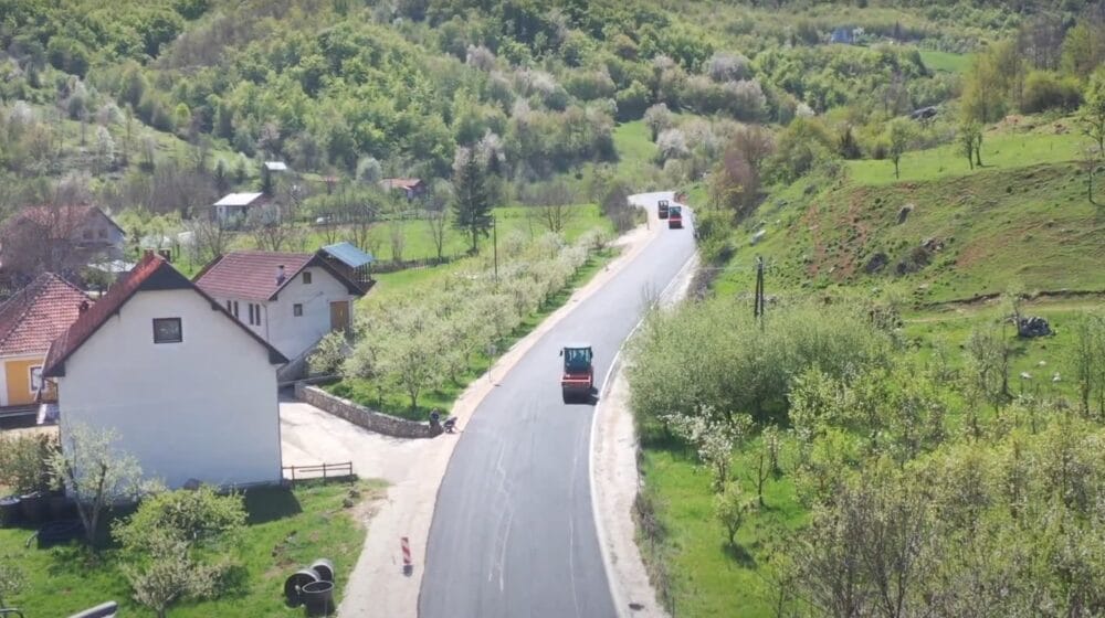 Asfaltiran put do Sopoćana, na otvaranju Vučić 1