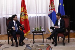 (FOTO) Abazović doputovao u dvodnevnu posetu Srbiji, svečani doček ispred Palate Srbija priredila Ana Brnabić 9