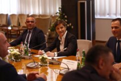 (FOTO) Abazović doputovao u dvodnevnu posetu Srbiji, svečani doček ispred Palate Srbija priredila Ana Brnabić 6