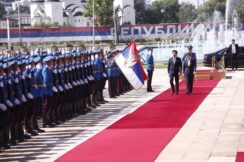 (FOTO) Abazović doputovao u dvodnevnu posetu Srbiji, svečani doček ispred Palate Srbija priredila Ana Brnabić 5