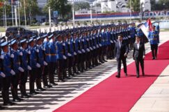 (FOTO) Abazović doputovao u dvodnevnu posetu Srbiji, svečani doček ispred Palate Srbija priredila Ana Brnabić 33