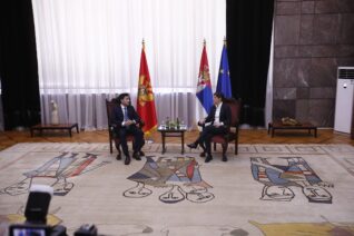 (FOTO) Abazović doputovao u dvodnevnu posetu Srbiji, svečani doček ispred Palate Srbija priredila Ana Brnabić 31