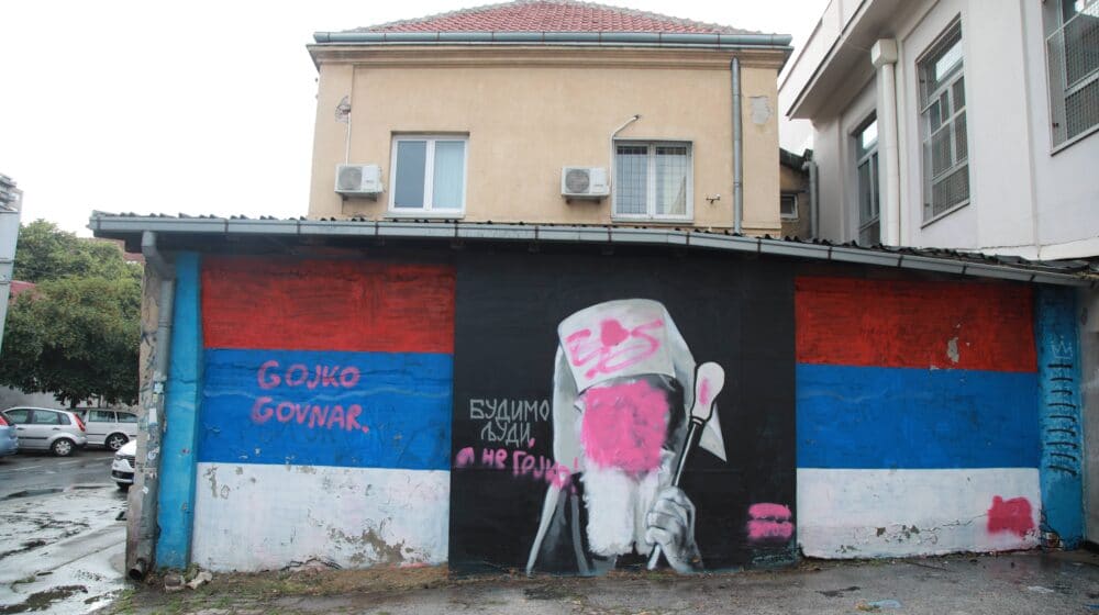 Prefarban mural s likom patrijarha Pavla u Beogradu 1