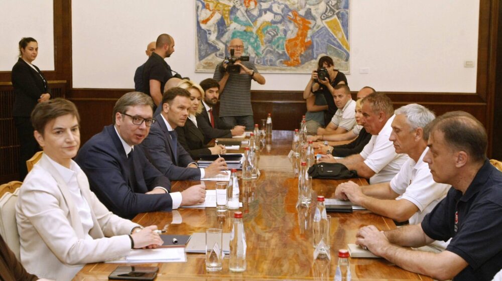 Vučić: Izašli smo u susret velikom delu zahteva radnika Fijata, u sredu dobijaju otpremnine 1