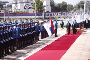(FOTO) Abazović doputovao u dvodnevnu posetu Srbiji, svečani doček ispred Palate Srbija priredila Ana Brnabić 23