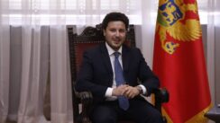 (FOTO) Abazović doputovao u dvodnevnu posetu Srbiji, svečani doček ispred Palate Srbija priredila Ana Brnabić 22