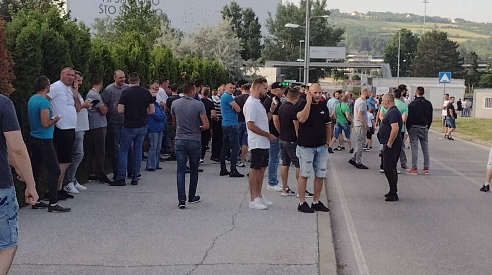 Okončan jednosatni protest upozorenja: Radnici jutros blokirali glavni ulaz u Fijat, menadžment se nije pojavio 1