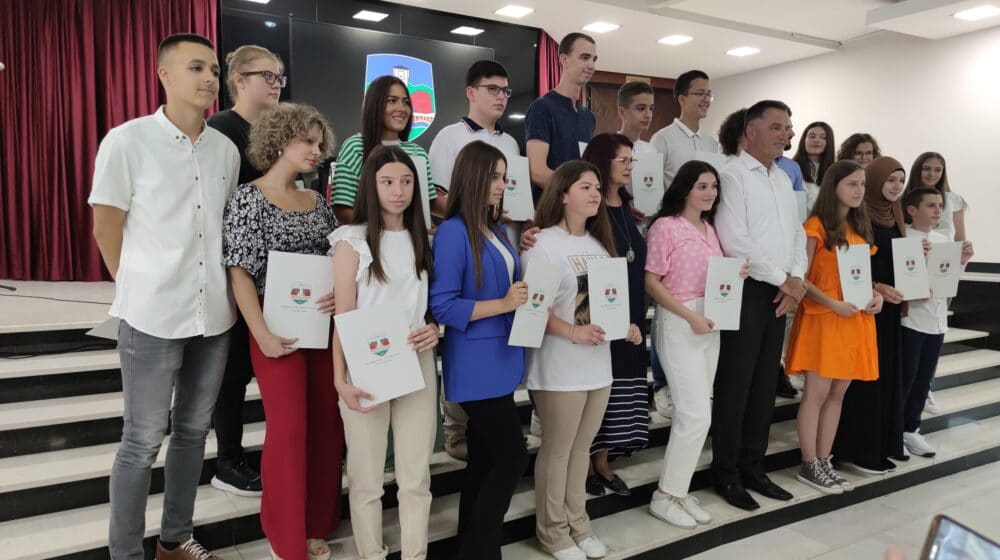 Plakete i novčane nagrade najboljim učenicima 1