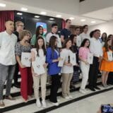 Plakete i novčane nagrade najboljim učenicima 3