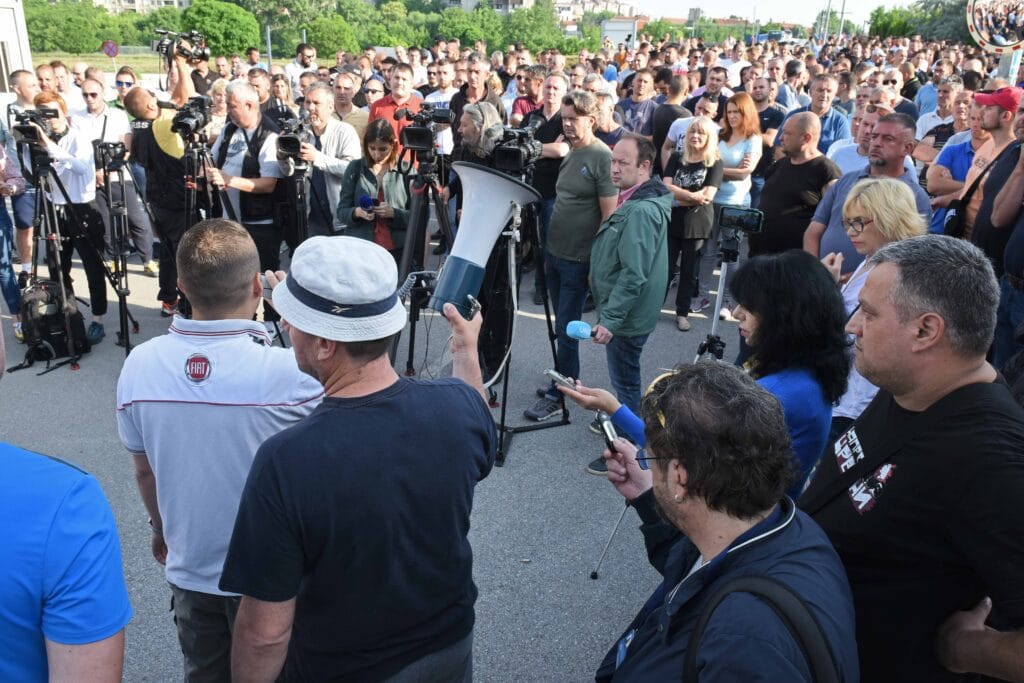 Utorak „crvena linija”, ako ne bude rešenja sledi radikalizacija protesta i blokade, poručili zaposleni u Fijatu 2