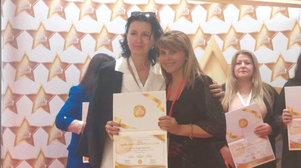 Novosađanka, jedna od najboljih nastavnika sa prostora bivše Jugoslavije, za Danas: "Posle svih ministrovanja i reformi, u prosveti je ostao mrak"." 1