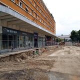 Uoči jeka turističke sezone, centar Novog Sada pretvoren u rupu: Podeljena mišljenja oko izgradnje podzemne garaže u ulici Modene 7