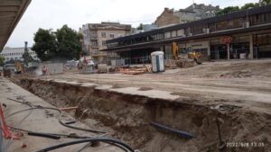 Uoči jeka turističke sezone, centar Novog Sada pretvoren u rupu: Podeljena mišljenja oko izgradnje podzemne garaže u ulici Modene 2