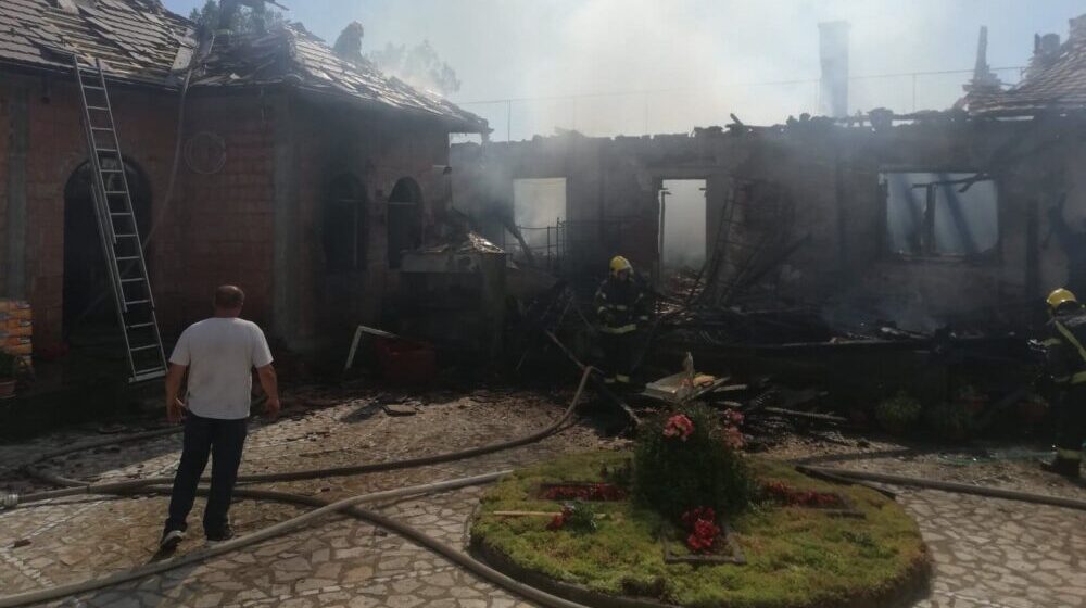 U Lešnici kod Loznice zapalio se objekat pored crkve, uzrok najverovatnije upaljene sveće 1