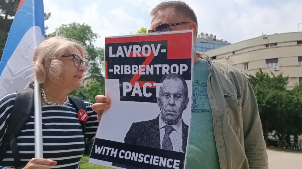 Udruženje „Rusi,Ukrajinci, Belorusi i Srbi zajedno protiv rata“ ispred Predsedništva "proslavilo" otkazivanje posete Lavrova 1