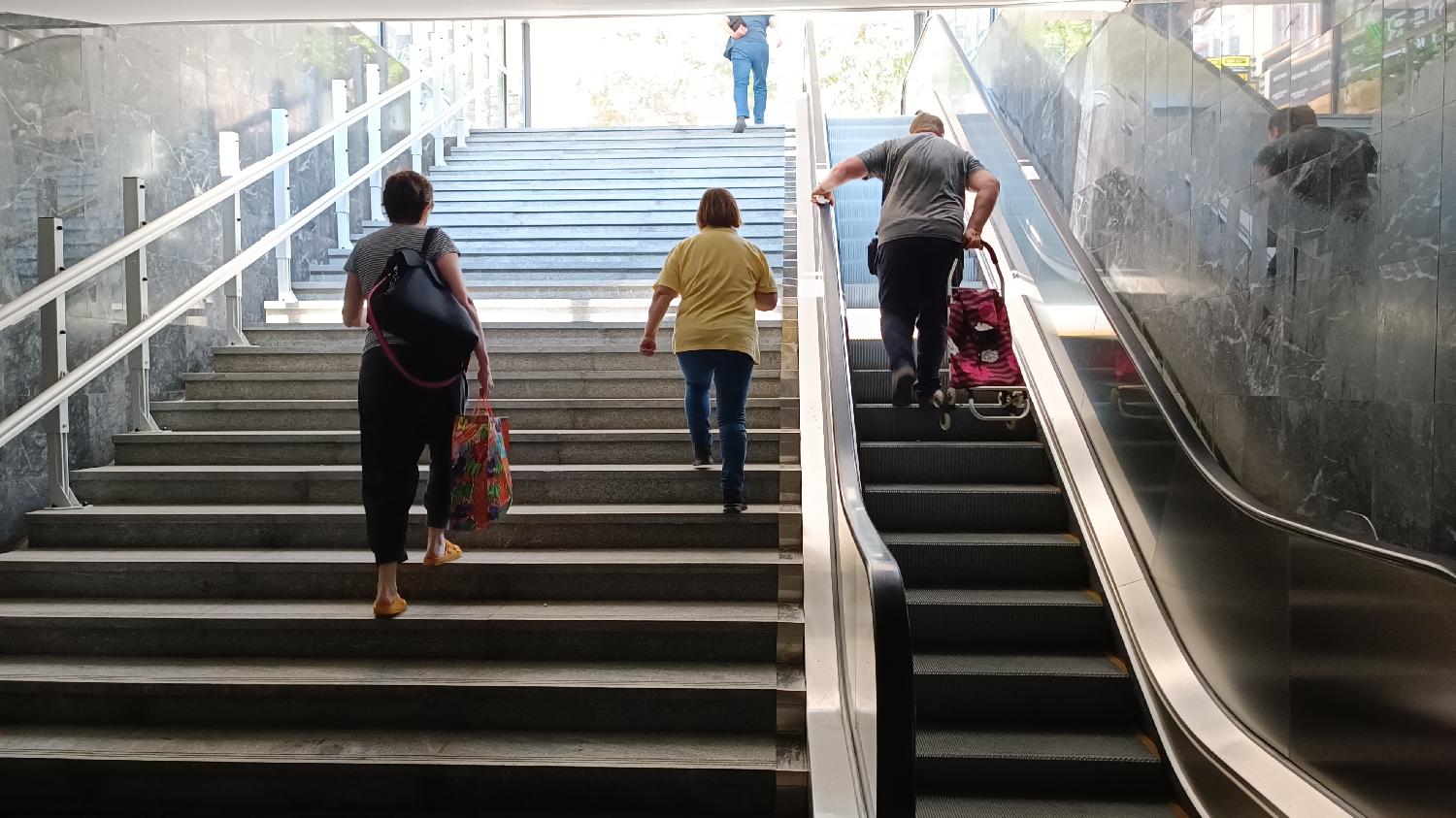 Nove pokretne stepenice u podzemnom prolazu na Terazijama u petak puštene u rad, a danas već ne rade 3