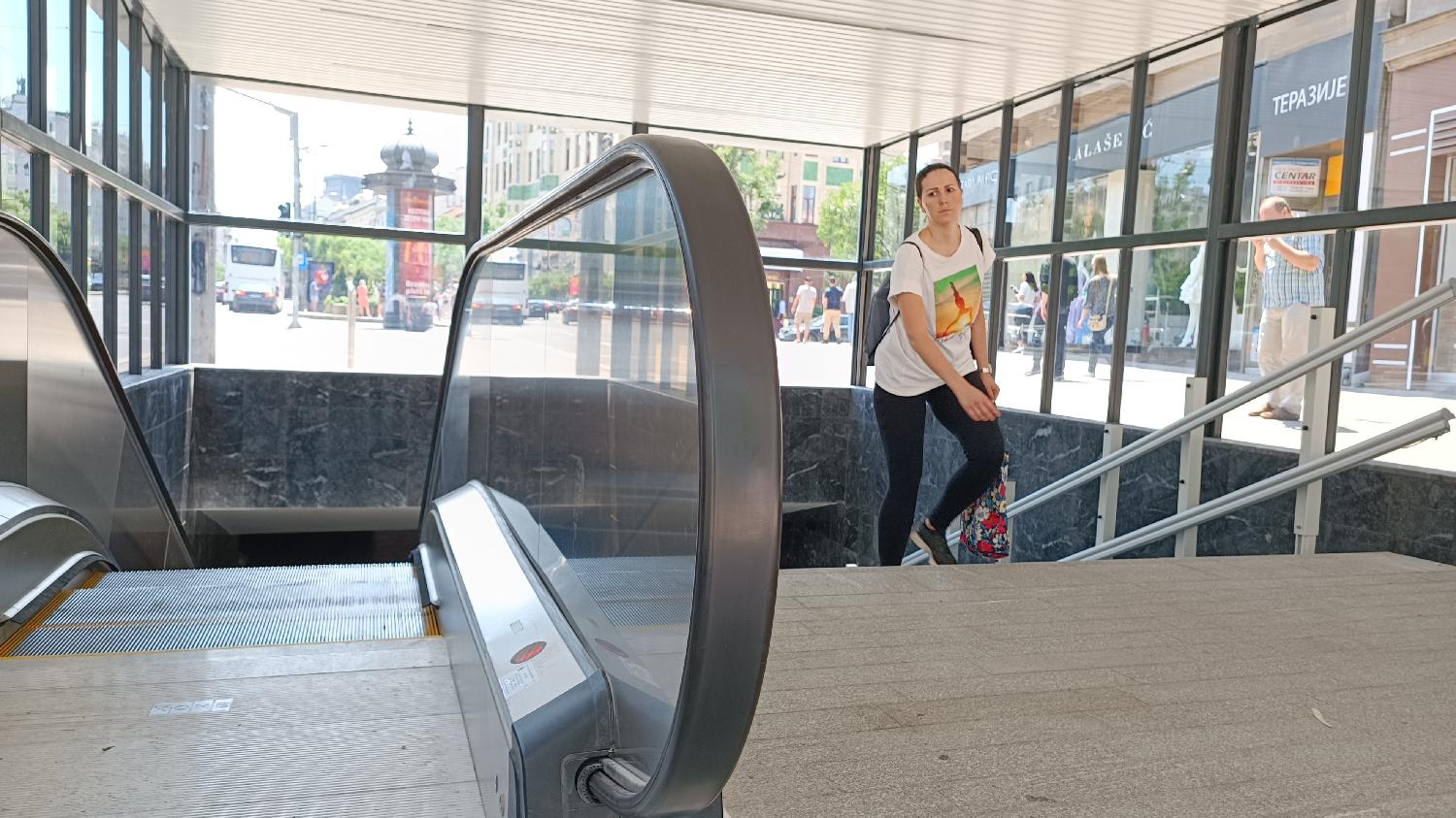 Nove pokretne stepenice u podzemnom prolazu na Terazijama u petak puštene u rad, a danas već ne rade 2 Nove pokretne stepenice u podzemnom prolazu na Terazijama u petak puštene u rad, a danas već ne rade 2