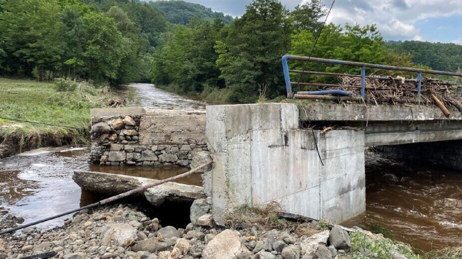 Nevreme u Gornjem Milanovcu pričinilo veliku štetu: Putna infrastruktura u prekidu, dva mosta porušena 2 Nevreme u Gornjem Milanovcu pričinilo veliku štetu: Putna infrastruktura u prekidu, dva mosta porušena 2