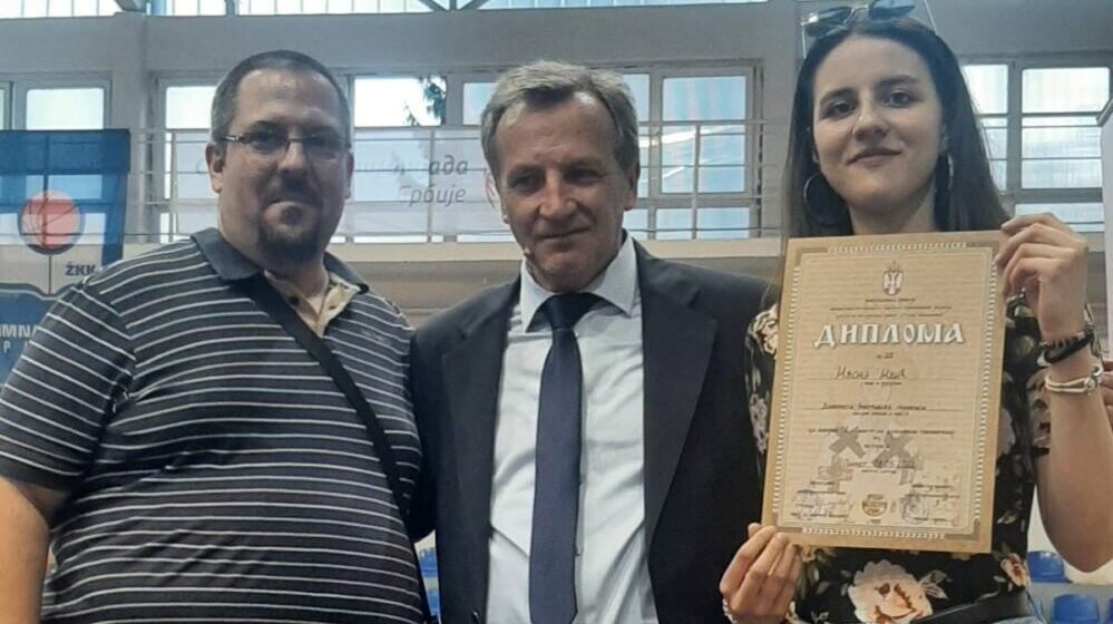 Tri prve nagrade na državnim takmičenjima za đake Dvanaeste gimnazije 1