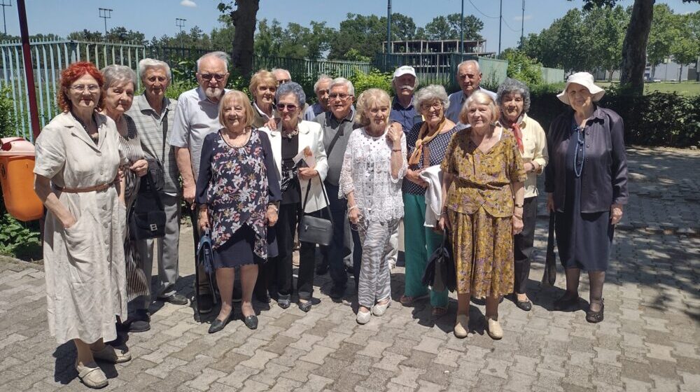 Školu shvatali ozbiljno, izlazili na korzo a park je bio za ljubav: Sećanje maturanata Kragujevačke gimnazije na proslavi 65 godina mature 1
