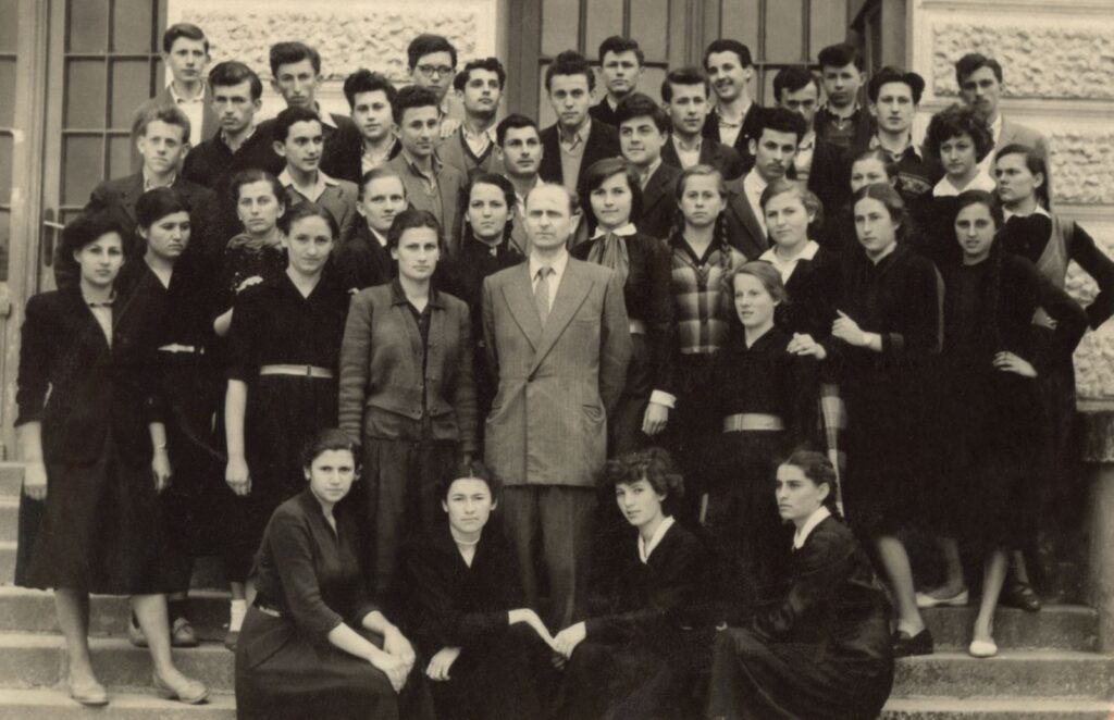 Školu shvatali ozbiljno, izlazili na korzo a park je bio za ljubav: Sećanje maturanata Kragujevačke gimnazije na proslavi 65 godina mature 2