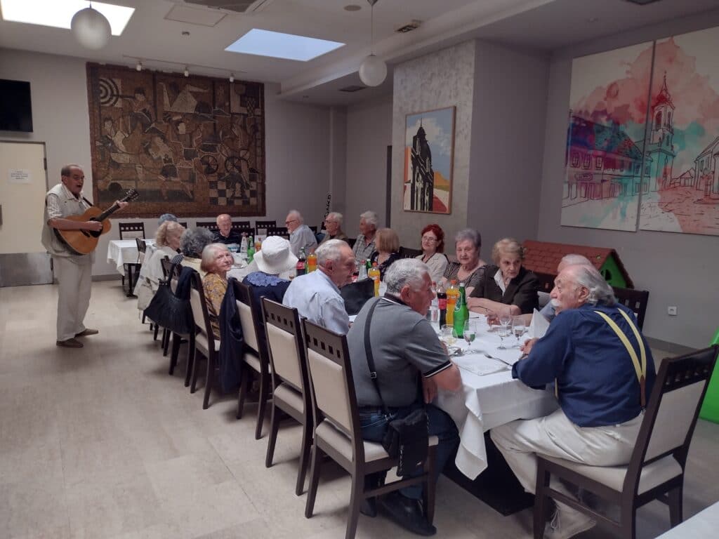 Školu shvatali ozbiljno, izlazili na korzo a park je bio za ljubav: Sećanje maturanata Kragujevačke gimnazije na proslavi 65 godina mature 5