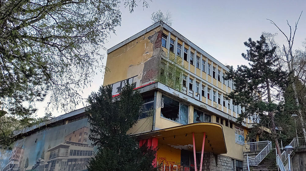 Ruinirani hotel na užičkoj plaži biće srušen i gradiće se poslovno – stambeni objekat 1
